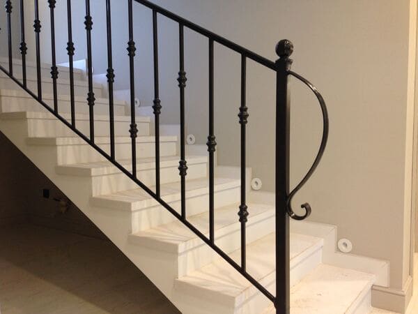 Перила для лестницы, балкона из черного металла